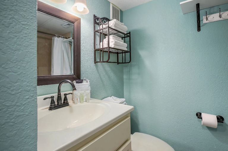 Full bathroom Full bathroom