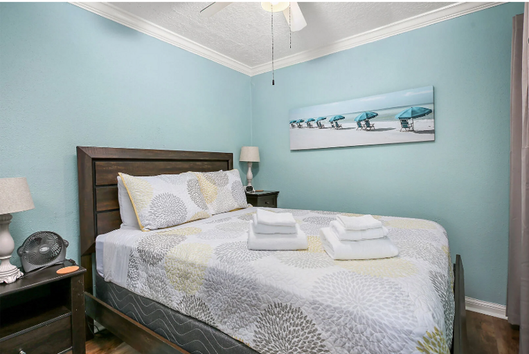 Lovely, comfortable Queen bedroom, with TV Lovely, comfortable Queen bedroom, with TV