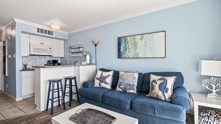 Cozy couch and chic decor! Cozy couch and chic decor!