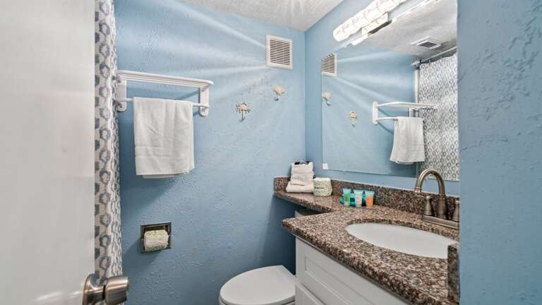 Full size bath with shower/tub combination! Full size bath with shower/tub combination!