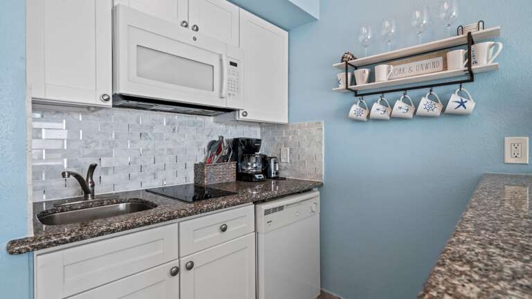 Kitchen has all of the essentials for a beach trip! Kitchen has all of the essentials for a beach trip!