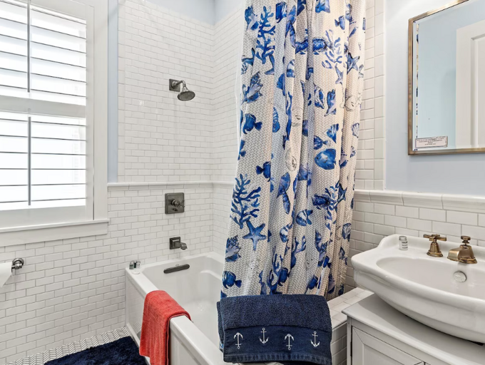 Bathroom 2 w/ Tub Shower Combo