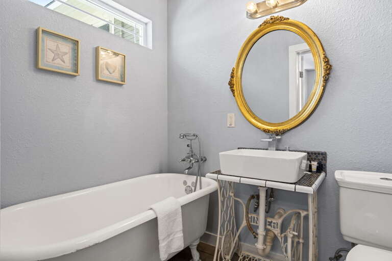 Full Bathroom w Tub Full Bathroom w Tub