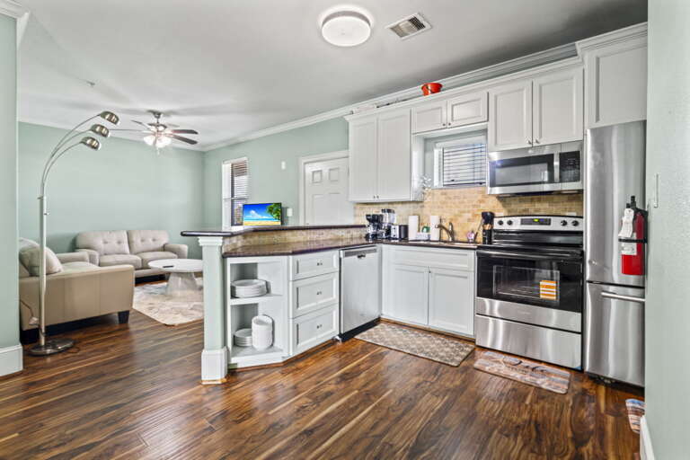 Lovely open kitchen and living area. Lovely open kitchen and living area.