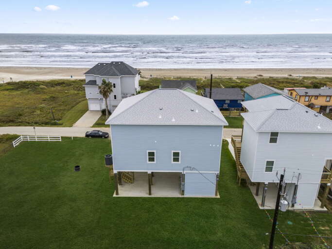 Located just across the street from the beach! Located just across the street from the beach!