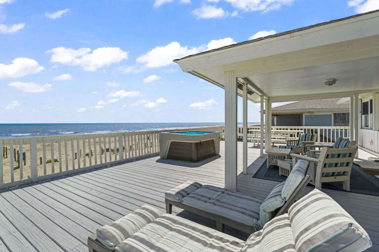 Above-ground spa for your relaxation on the upper deck!