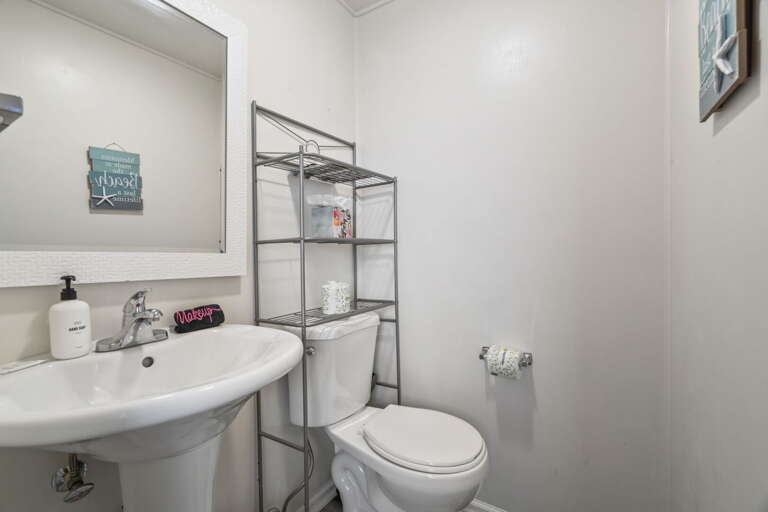 Fresh and functional bathroom.