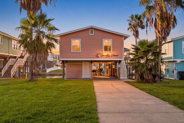 Arrive, unwind, and settle into your coastal getaway at Garnele's Retreat.