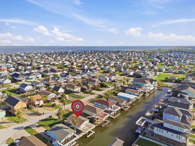 Enjoy the best of both worlds with a peaceful canal-front setting in a vibrant island neighborhood.