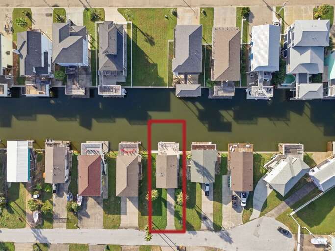 See exactly where Garnele's Retreat sits along the canal, with water right behind the property.