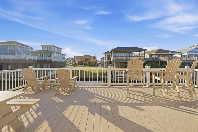 Morning coffee, afternoon conversations, or evening drinks—the deck is made for slowing down and enjoying the view.