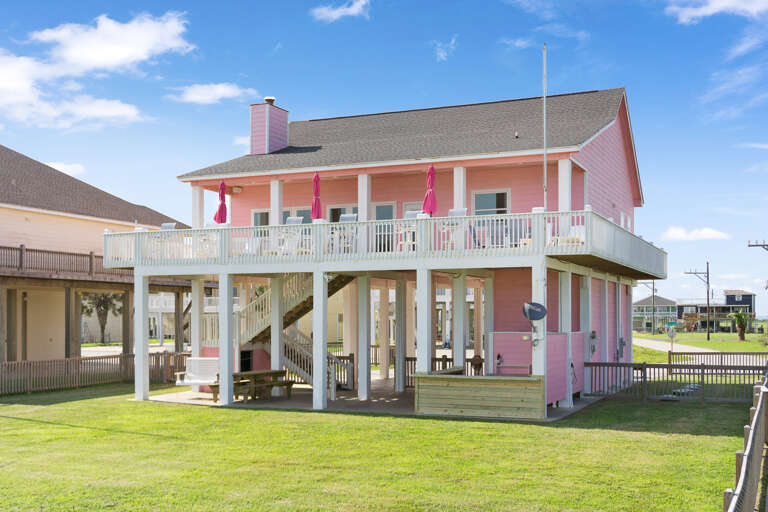 Large lawn facing beach, swing, outdoor bar, picnic, grilling, & fun downstairs.