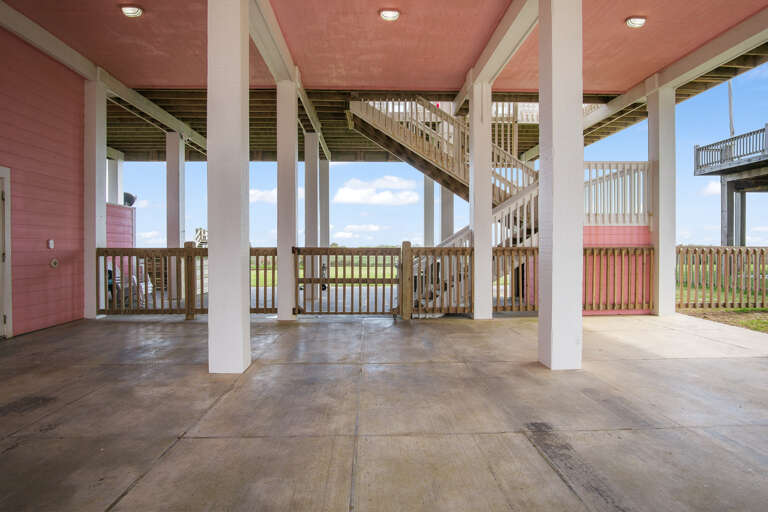 Lots of parking &amp; outdoor space for grilling, hanging out, and games.