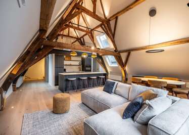 Huswell - City-view loft with wooden beams and mezzanine