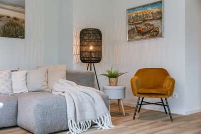 Huswell - Wide top-floor apt with private parking