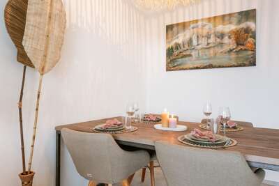 Huswell - Your perfect coastal escape with swimming pool