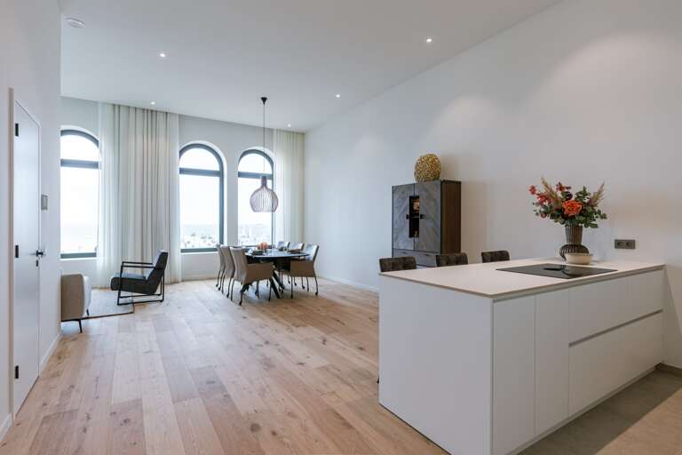 Huswell - Stunning seafront apartment with modern comforts and dike views