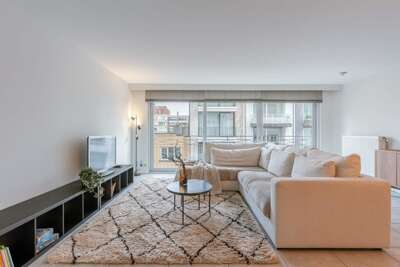 Huswell Apartment: Prime Location with Balcony