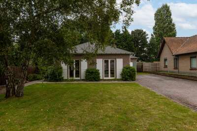 Huswell - Home in serene area, pets are welcome
