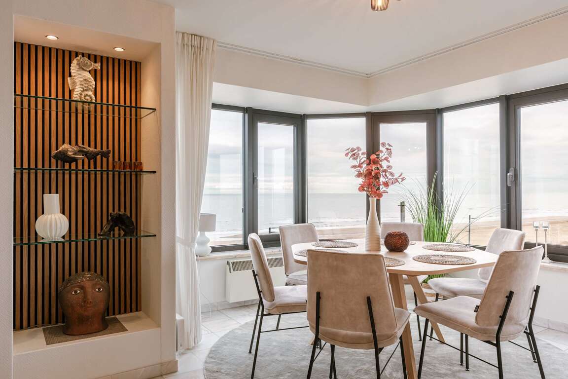 Beachfront Apartment: Sea Views & Modern Comfort Beachfront Apartment: Sea Views & Modern Comfort