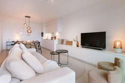 Stylish New Apartment with Harbor View