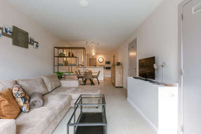 Beachfront Apartment: Free Parking & Balcony