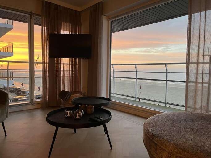 Beachfront: Sea Views, Balcony & Family Fun!