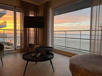 Beachfront: Sea Views, Balcony & Family Fun!