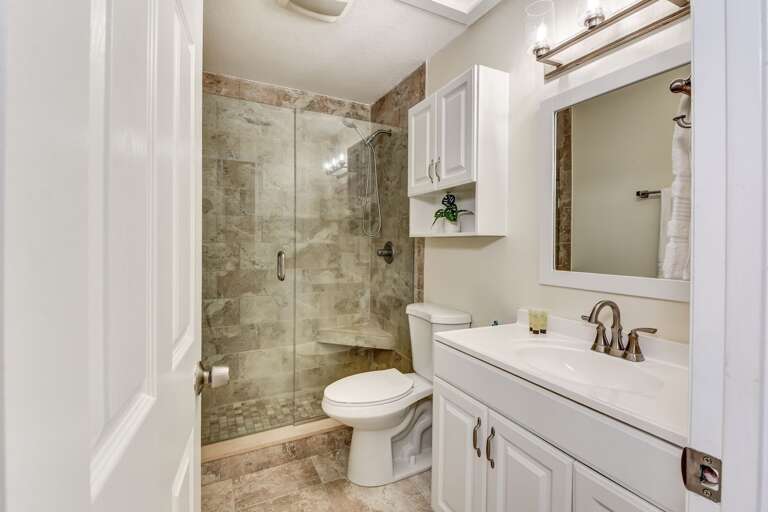 Master Bathroom (Upstairs)