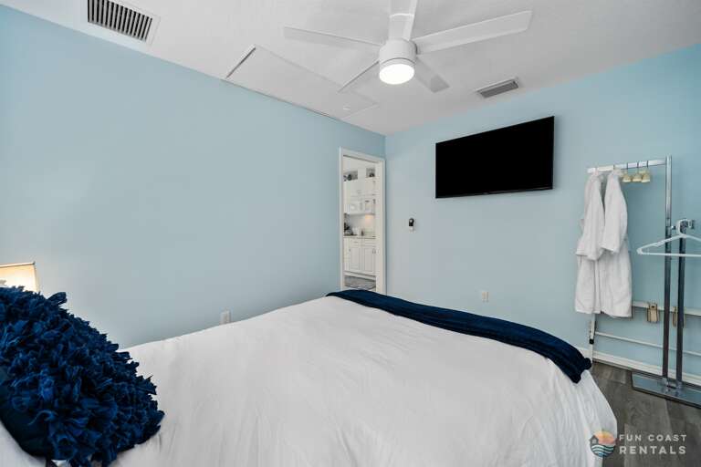 Bedroom with Queen Bed