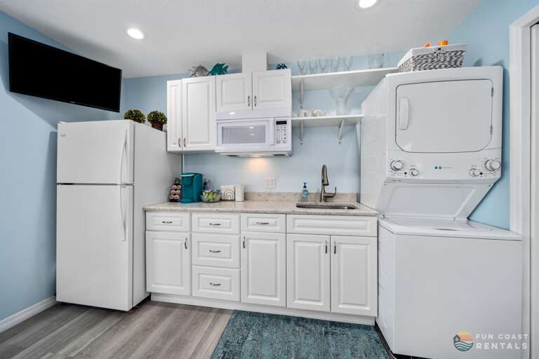 Kitchenette and Washer/Dryer