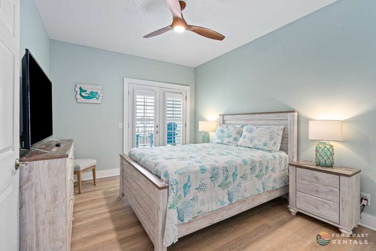 Queen Bedroom w/ 55" Smart TV and Private Balcony Overlooking Flagler Ave!