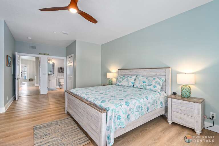 Huge Master Bedroom w/ King Bed and Ensuite Bathroom