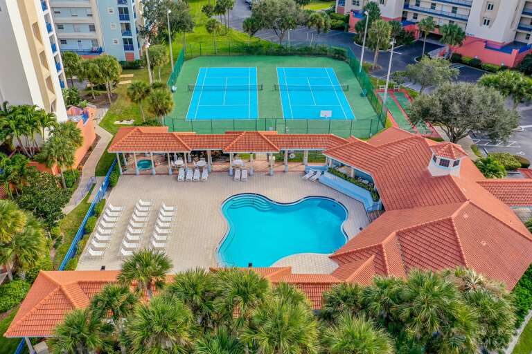 On site heated community pool with sun loungers and hot tub!