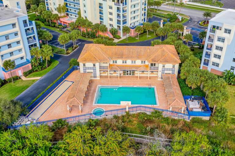 On site heated community pool with sun loungers and hot tub!