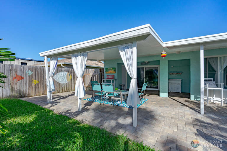Outdoor Sitting Area and Spacious Private Fenced Yard