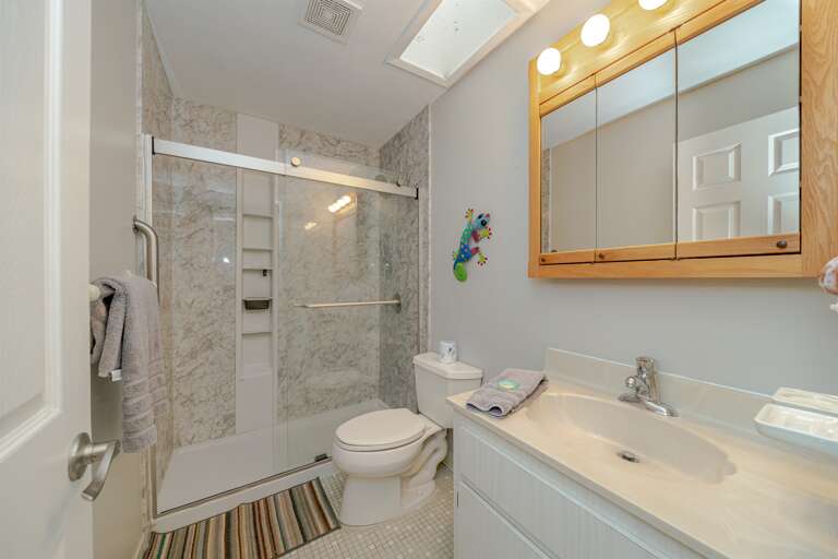 Full Bathroom (Upstairs)