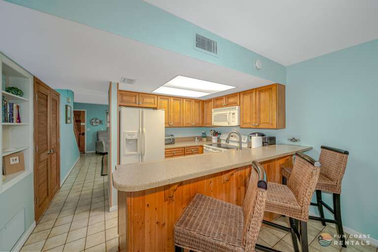 Fully Equipped Kitchen and Bar Dining