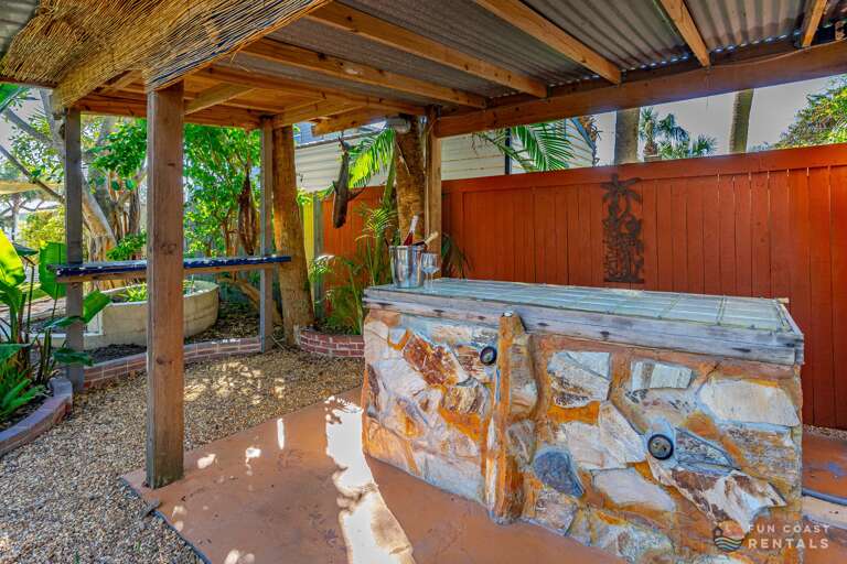 Fully fenced private string lit zen Backyard with wood fire pit and bar!