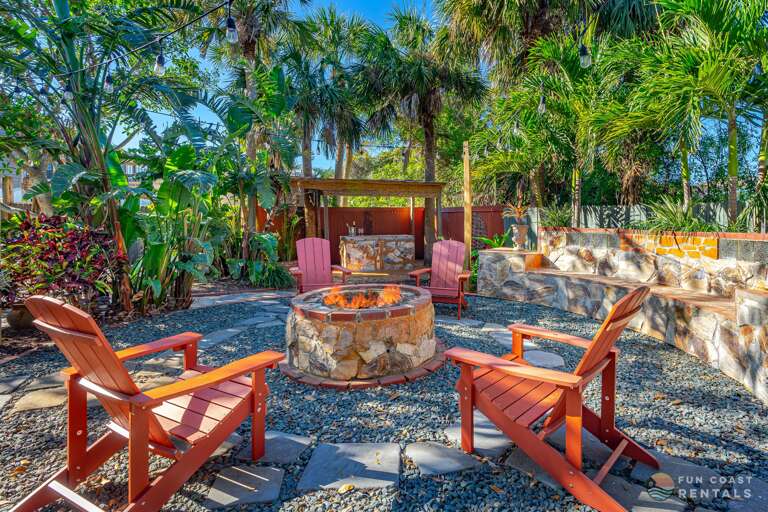 Fully fenced private string lit zen Backyard with wood fire pit and bar!