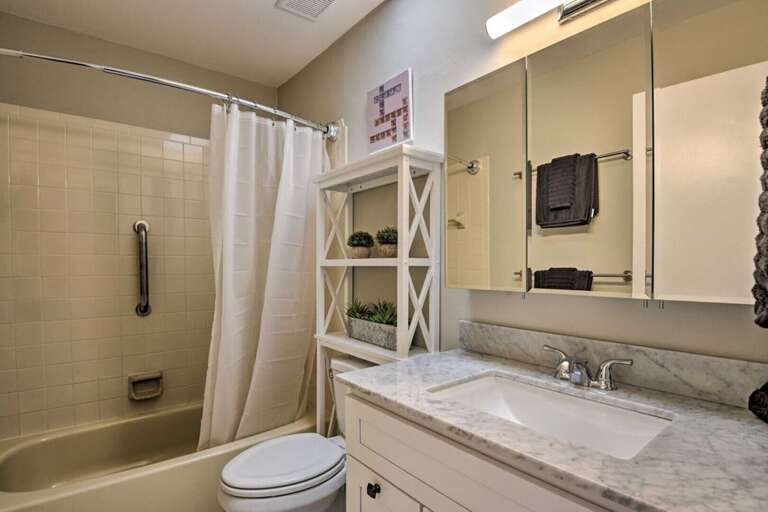 Full Bathroom (Upstairs)