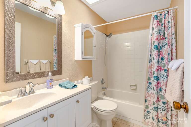 Upstairs Full Bathroom