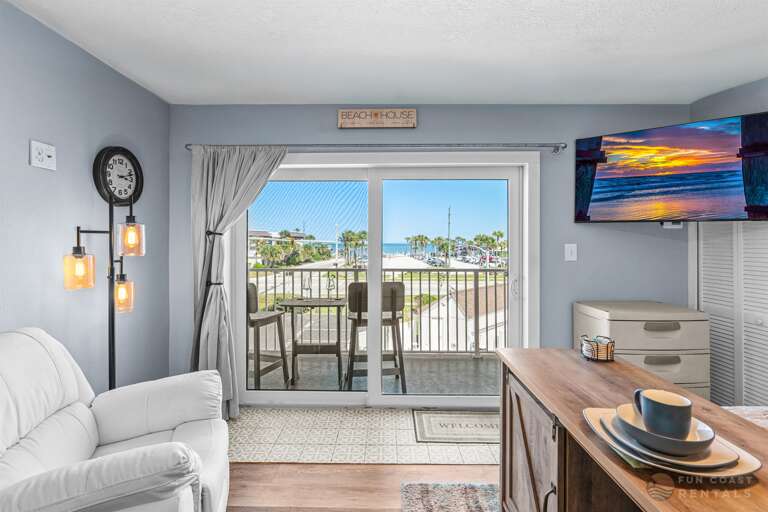 Studio with ample seating and ocean view!