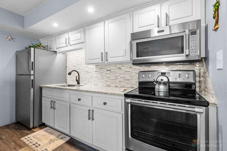 Fully-equipped stainless steel Kitchen with granite!