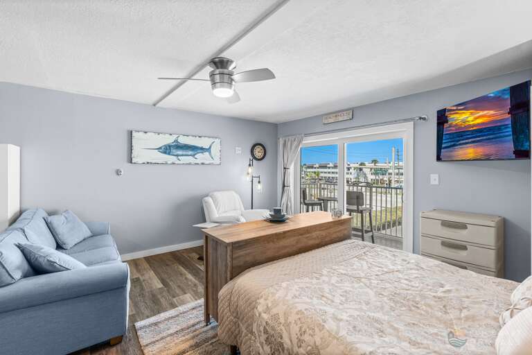 Studio with Queen bed and ample seating!