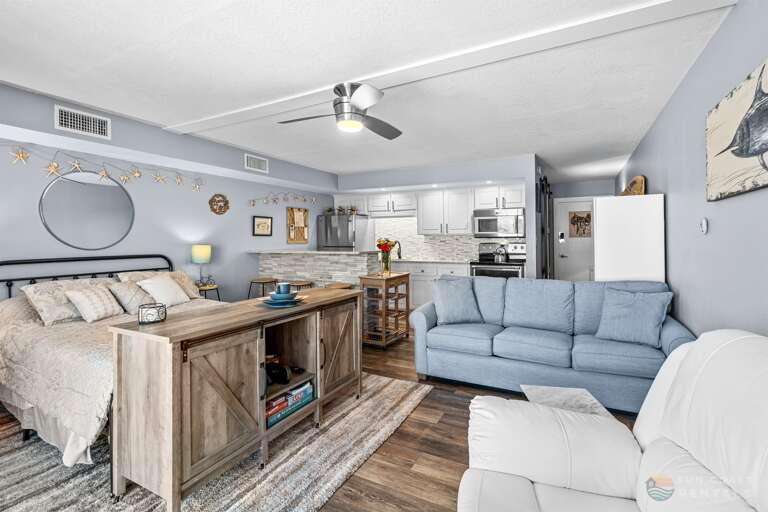 Studio with Queen bed and ample seating!