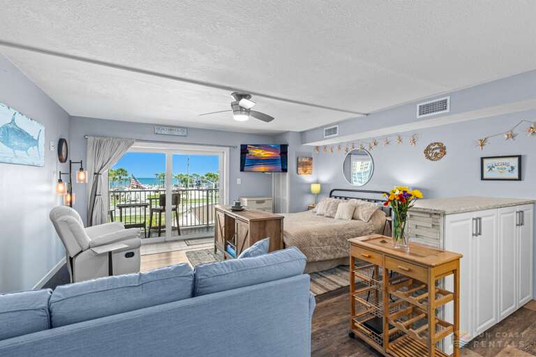 Studio with Queen bed and ample seating!
