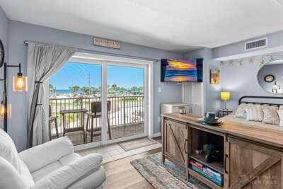 3rd Floor Studio with spectacular ocean views!