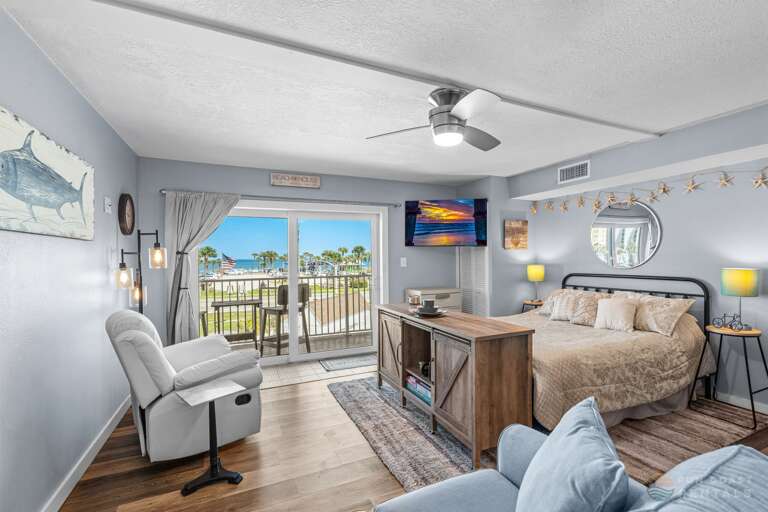 Studio with Queen bed and ample seating!