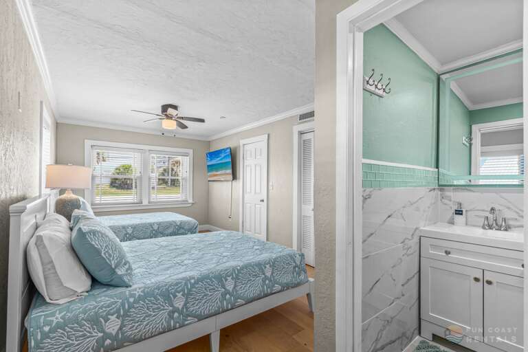 Bedroom with double twin beds and ensuite full bathroom!